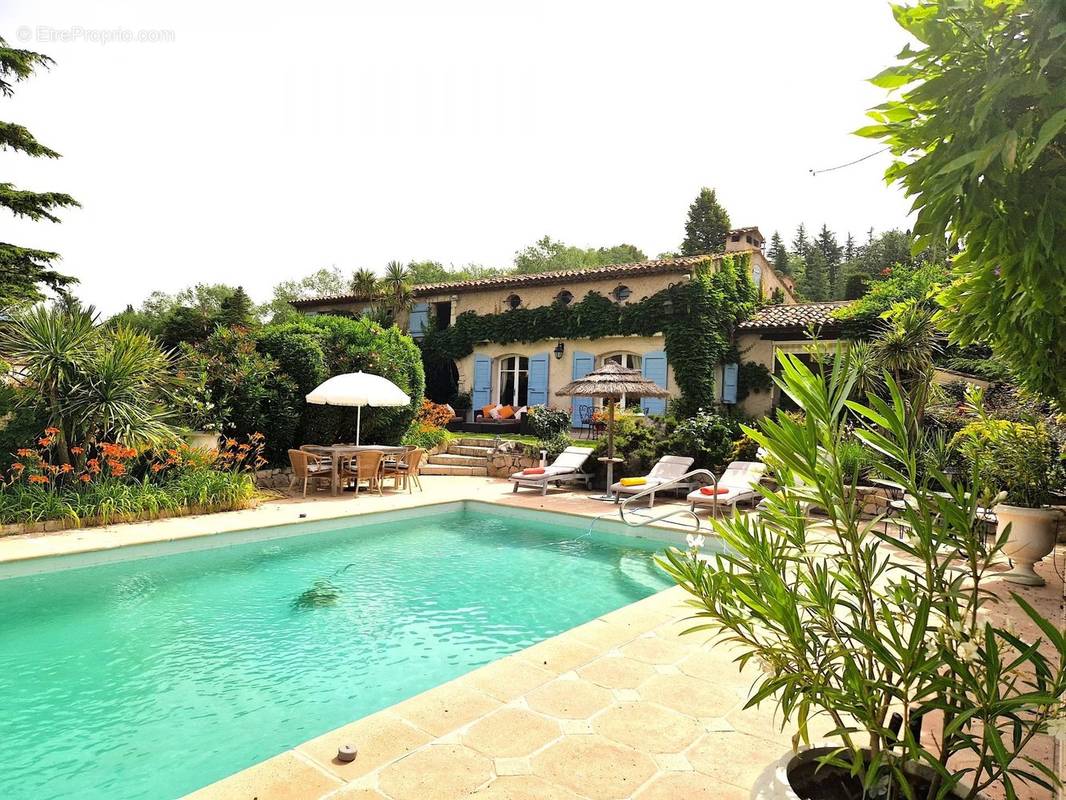 Maison à CHATEAUNEUF-GRASSE