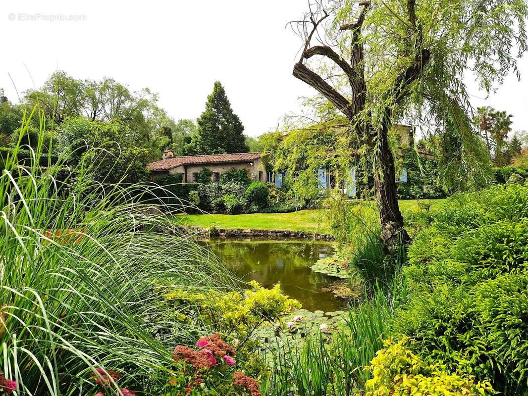 Maison à CHATEAUNEUF-GRASSE