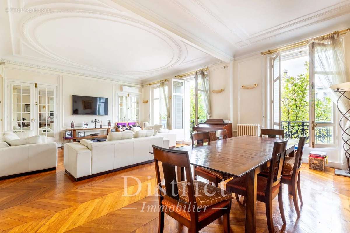 Appartement à PARIS-8E