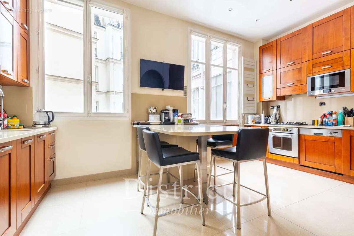 Appartement à PARIS-8E