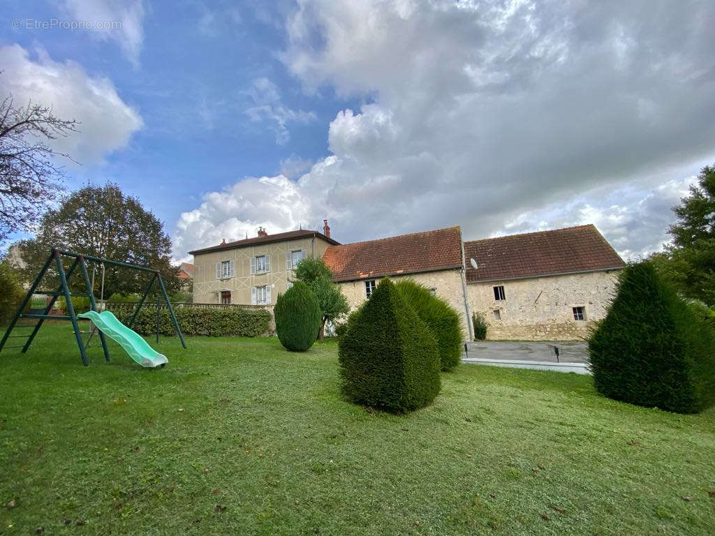 Maison à MONTREUIL-AUX-LIONS