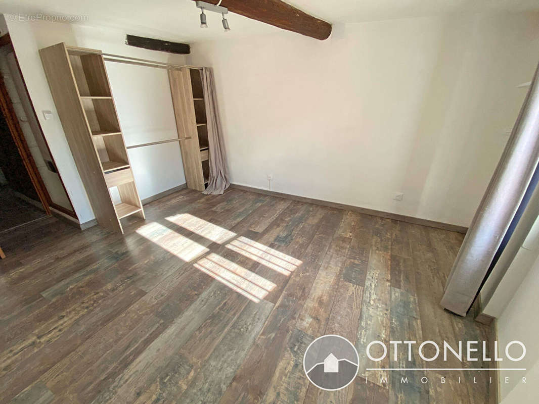 Appartement à ROQUEBRUNE-SUR-ARGENS