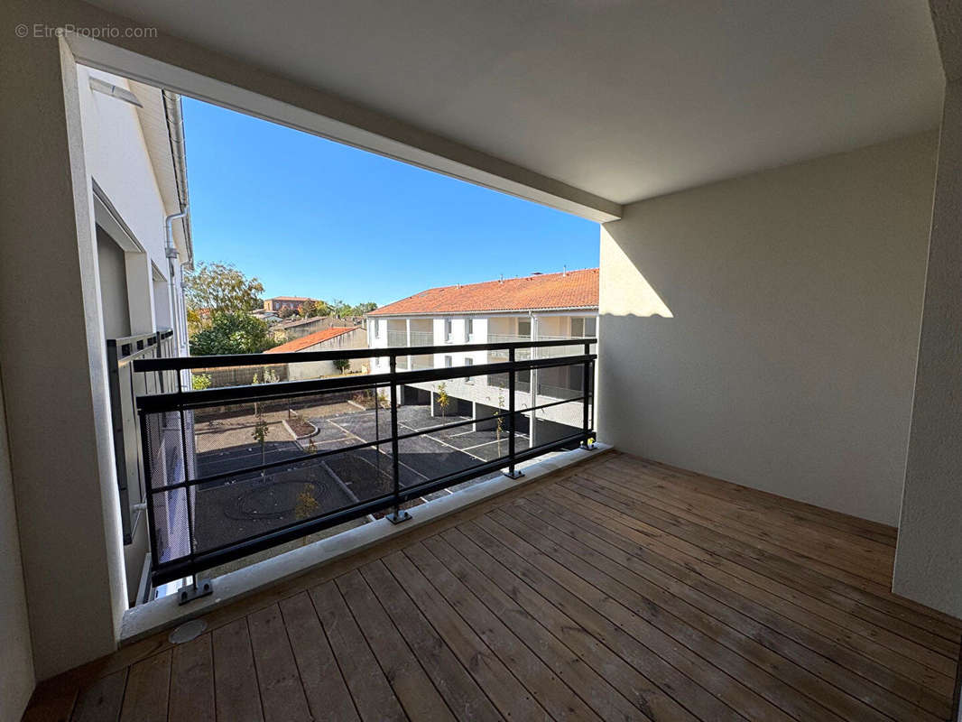 Appartement à PINS-JUSTARET