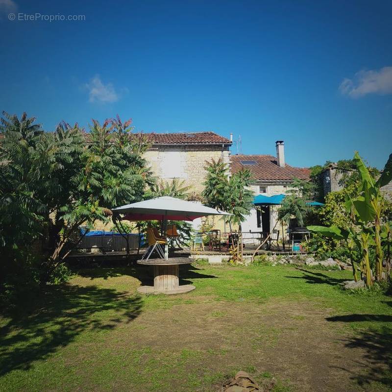 Maison à VAL-DE-BONNIEURE