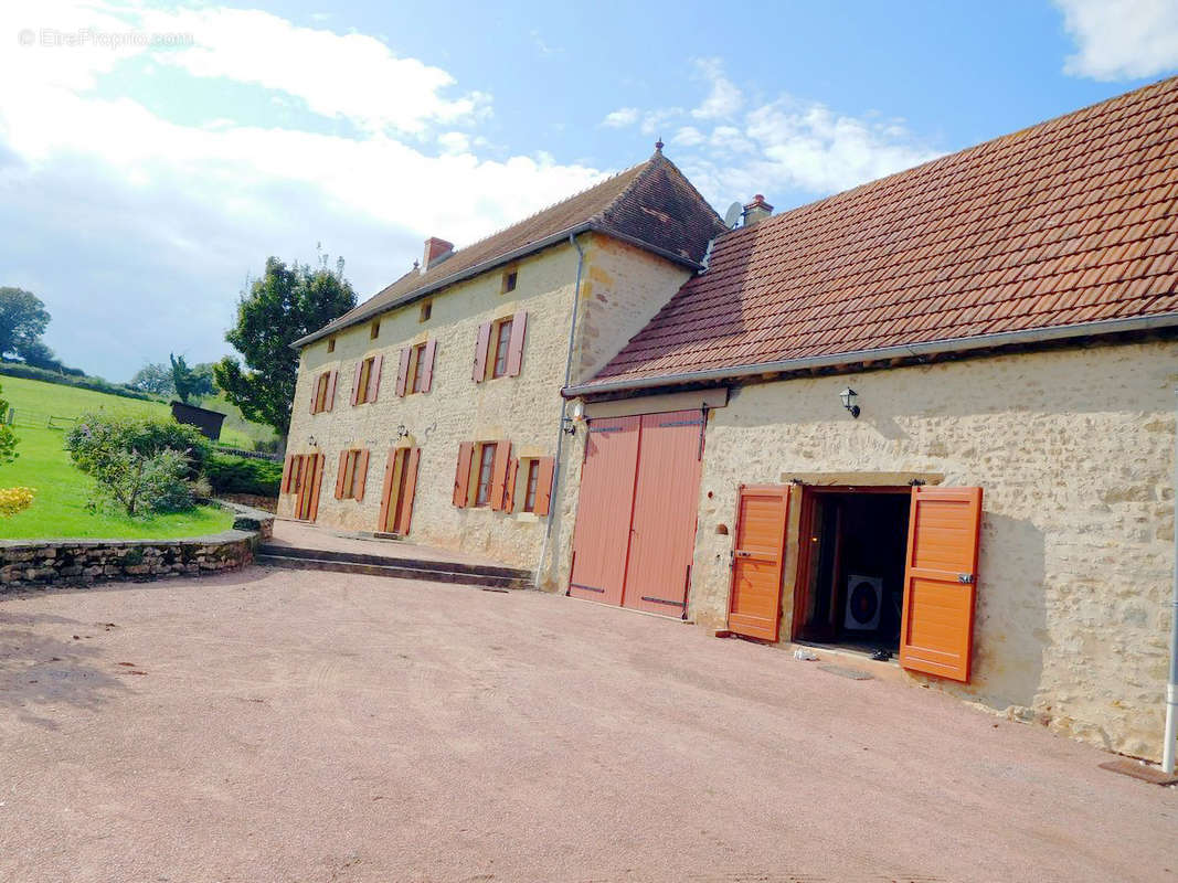 Maison à SAINT-CHRISTOPHE-EN-BRIONNAIS