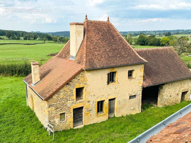 Maison à SAINT-CHRISTOPHE-EN-BRIONNAIS