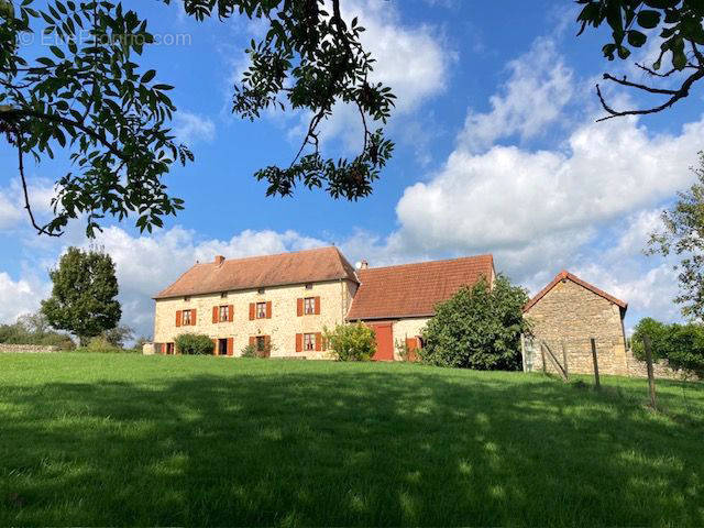 Maison à SAINT-CHRISTOPHE-EN-BRIONNAIS