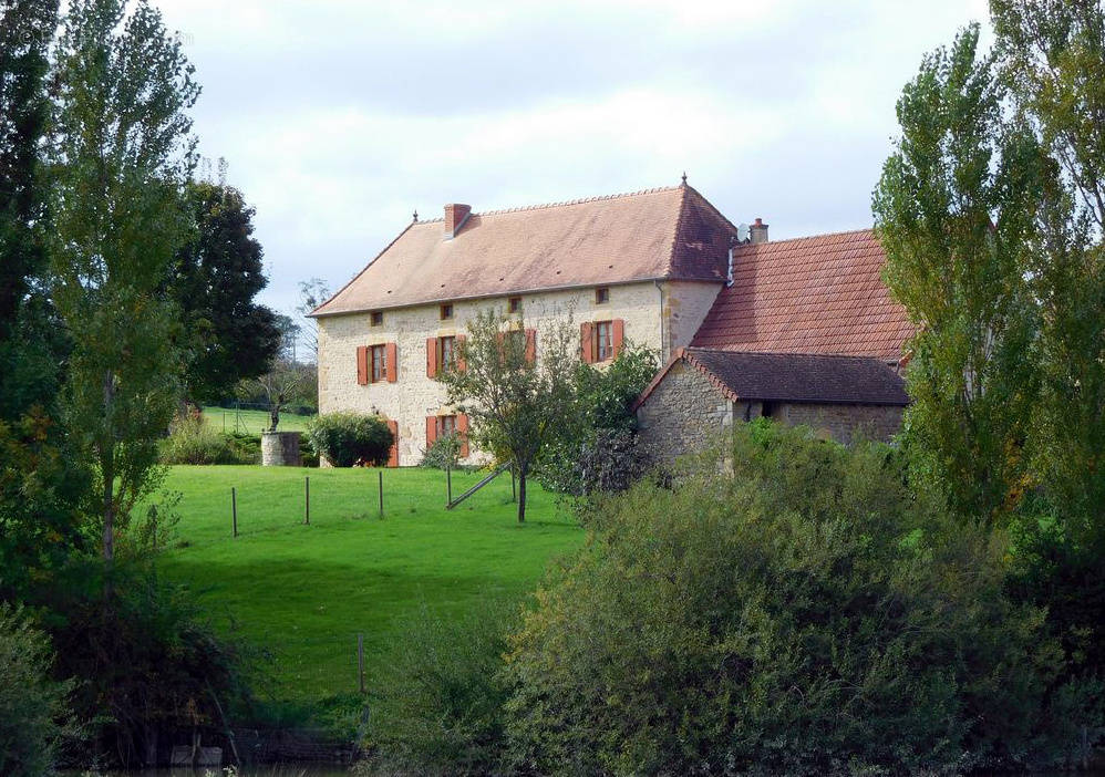 Maison à SAINT-CHRISTOPHE-EN-BRIONNAIS