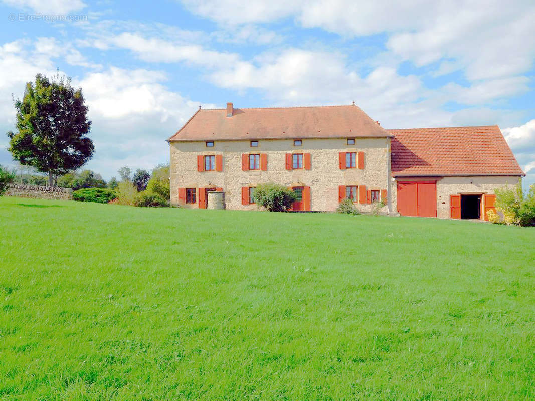 Maison à SAINT-CHRISTOPHE-EN-BRIONNAIS