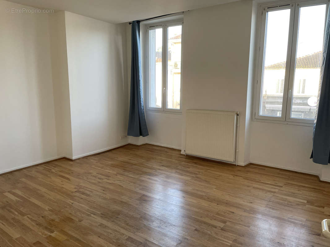 Appartement à SALLES