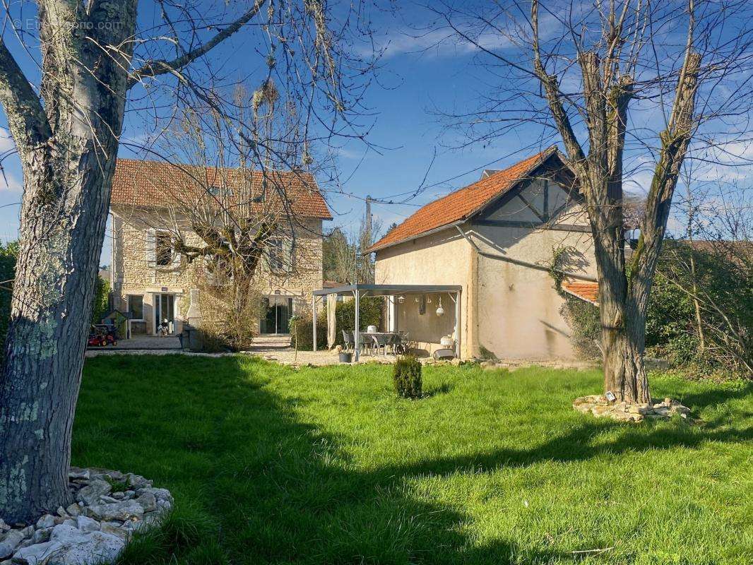 Maison à SAVIGNAC-LES-EGLISES