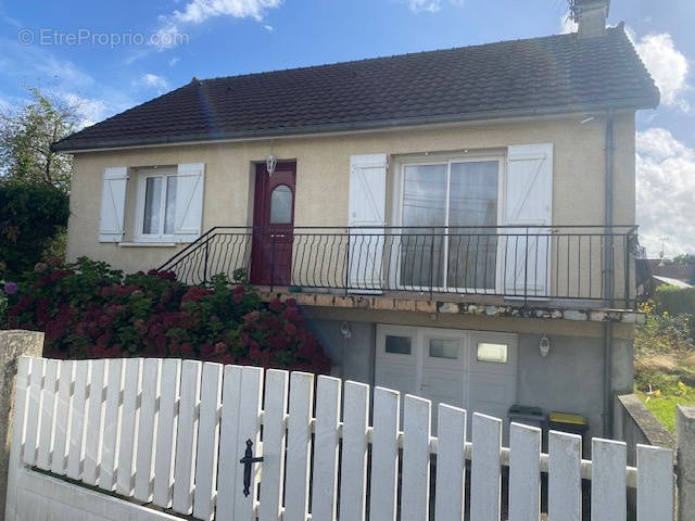 Maison à NEUVILLE-SUR-SARTHE