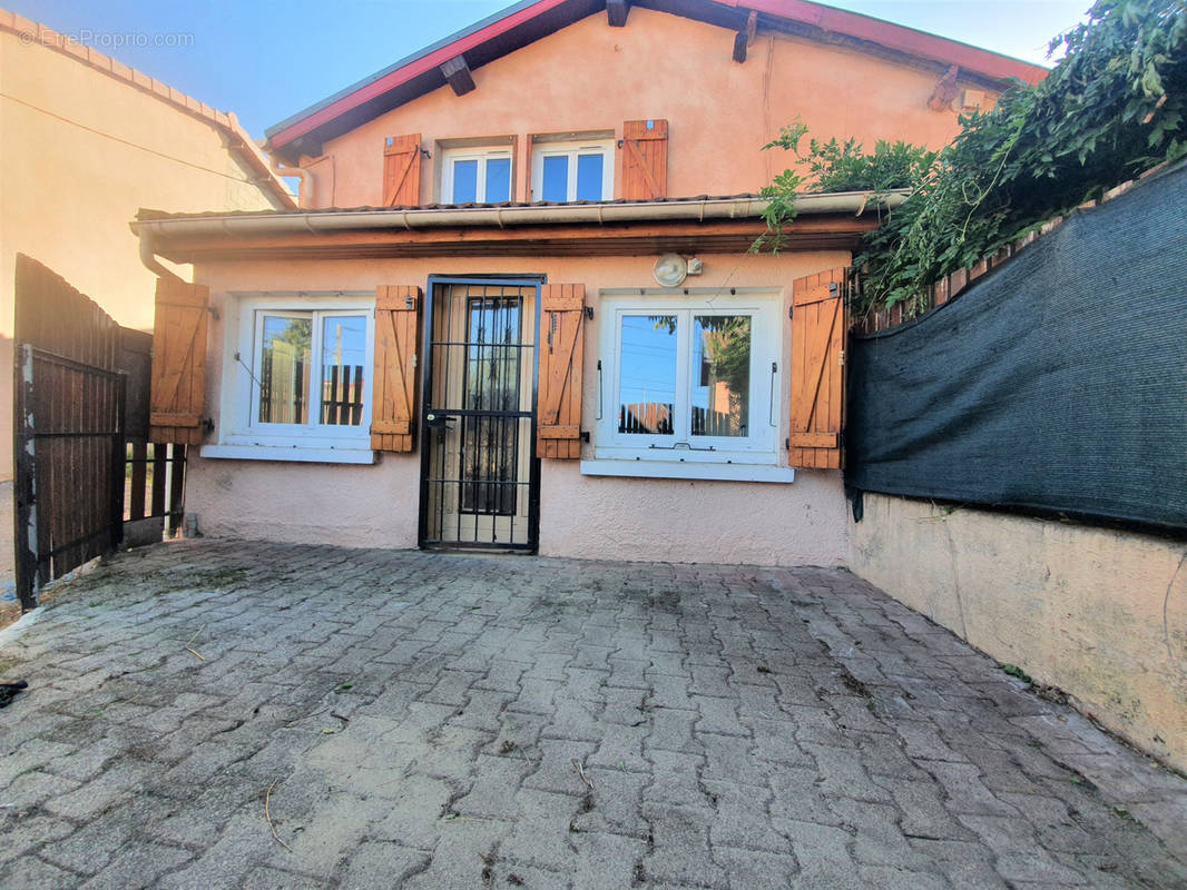 Maison à SAINT-BONNET-DE-MURE