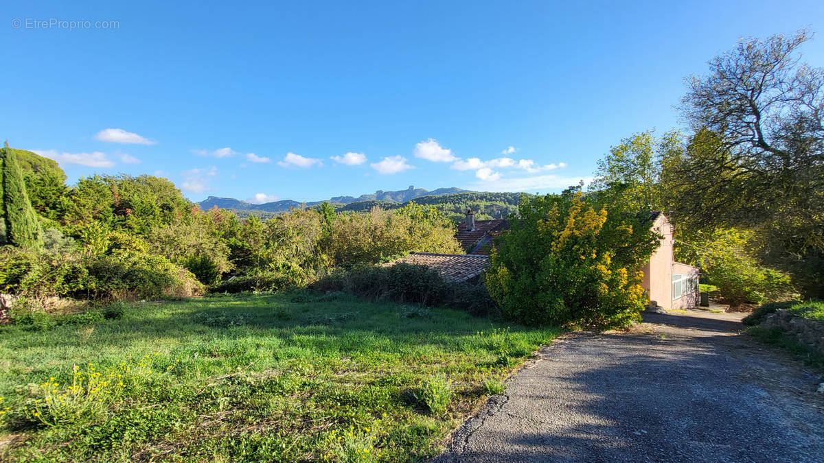 Terrain à SIMIANE-COLLONGUE