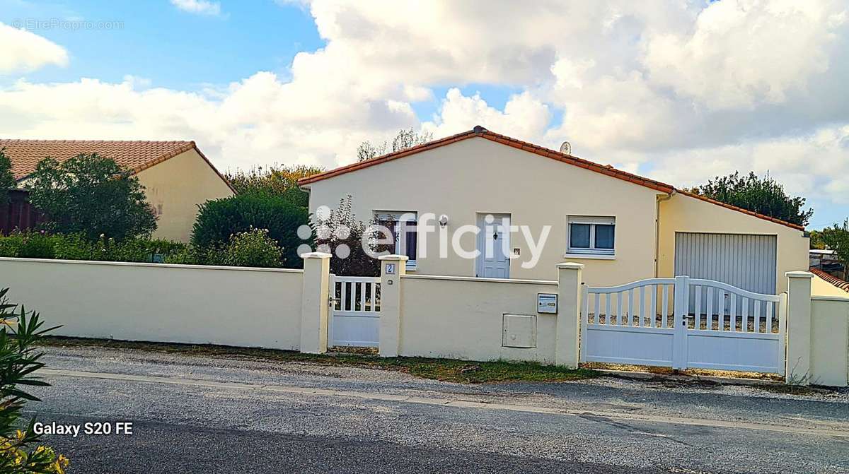 Maison à L&#039;EGUILLE