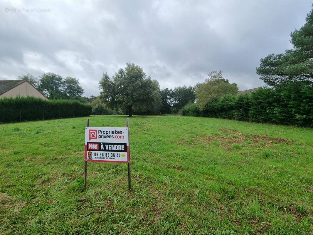 Terrain à LES BORDES