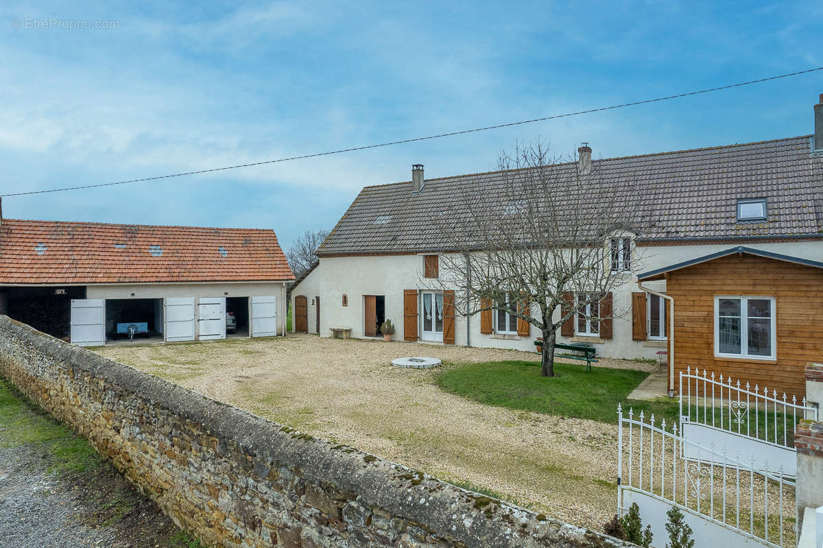 Maison à SAINT-GEORGES-SUR-LA-PREE