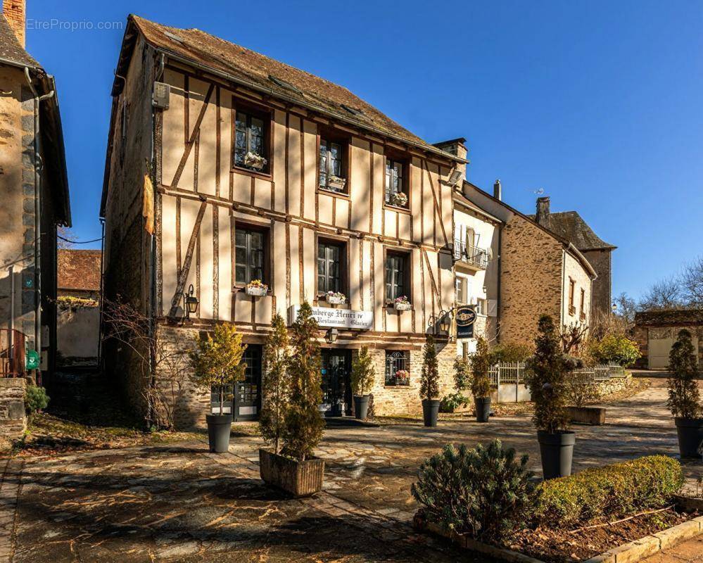 Maison à SEGUR-LE-CHATEAU