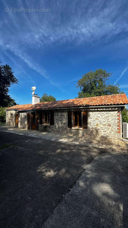 Maison à MOUTIERS-LES-MAUXFAITS