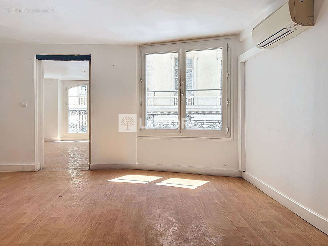 Appartement à PARIS-1E