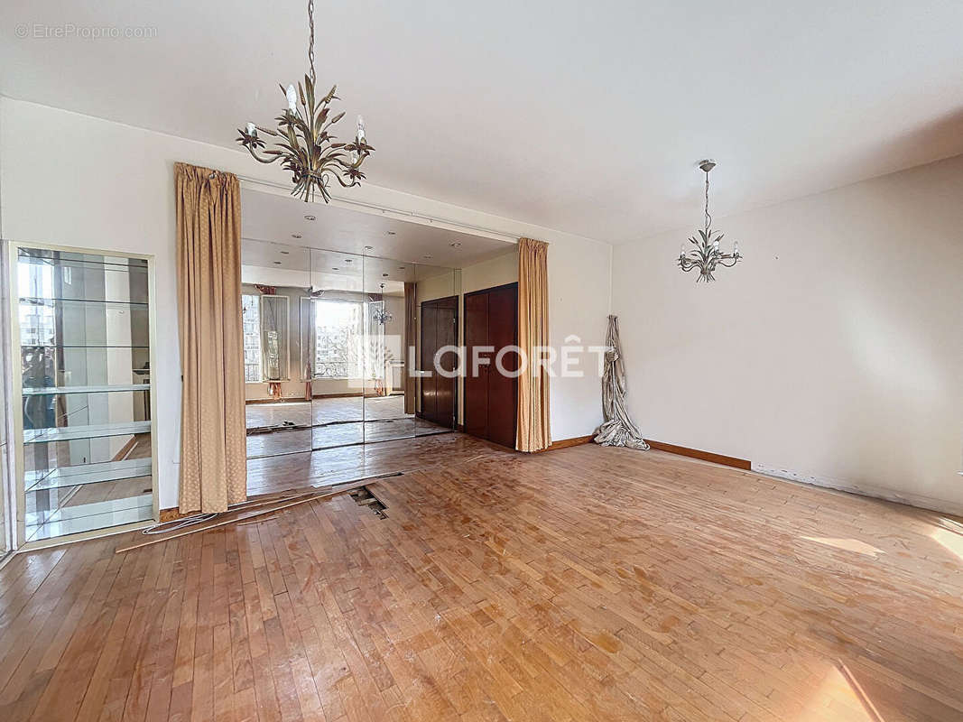 Appartement à PARIS-16E