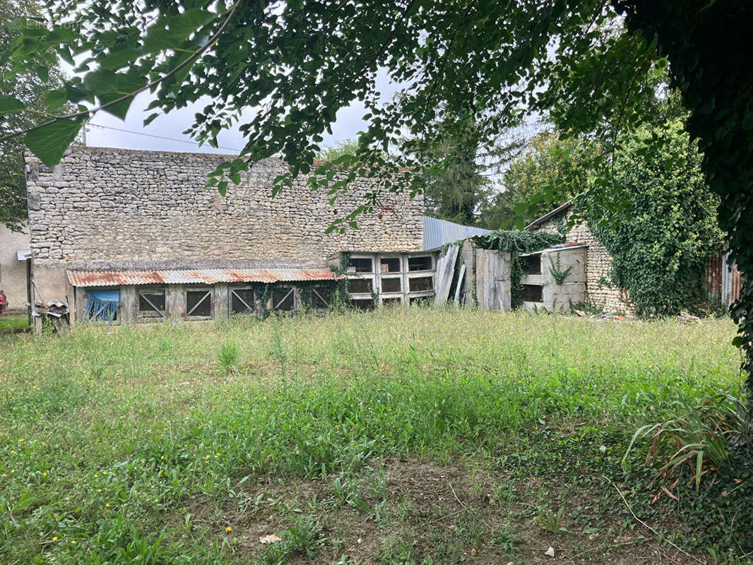 Maison à VENDEUVRE-DU-POITOU