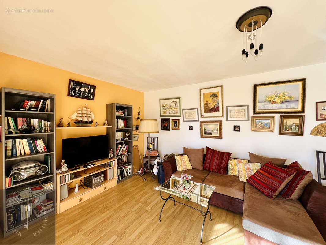 Appartement à SAINT-LAURENT-DU-VAR