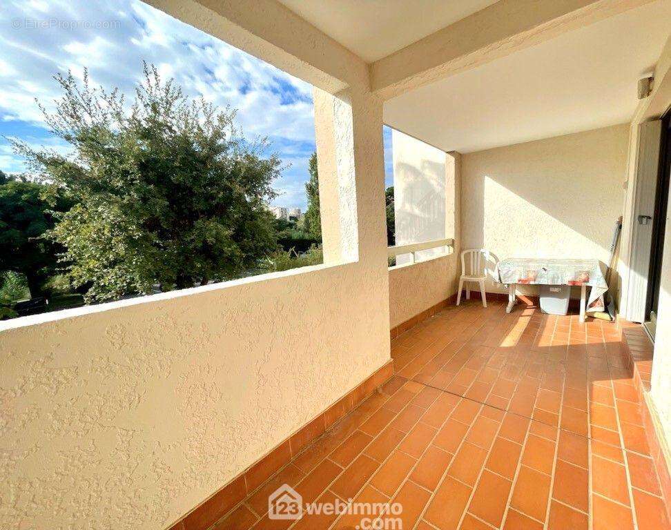 La deuxième chambre avec accès sur la grande terrasse - Appartement à SAINTE-MAXIME