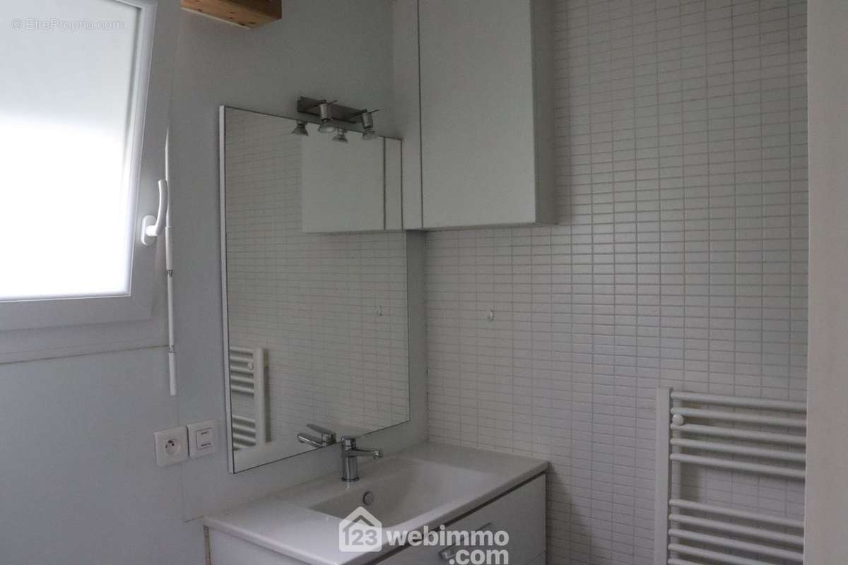 Salle de douche avec wc. - Appartement à JARD-SUR-MER