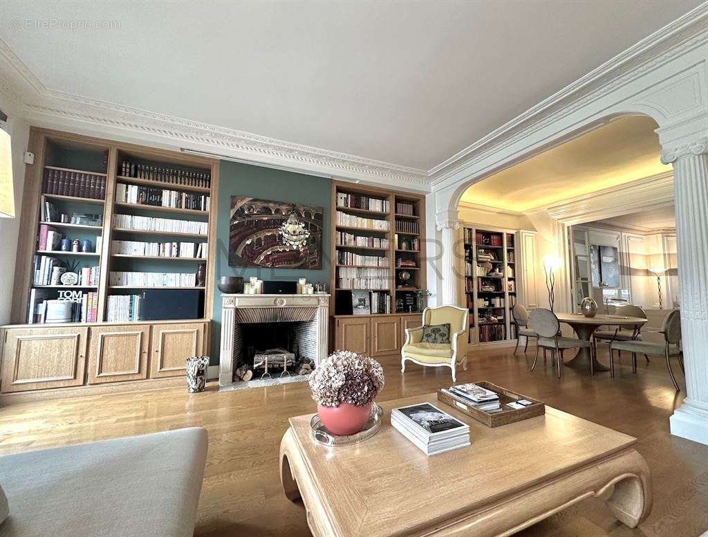 Appartement à PARIS-16E