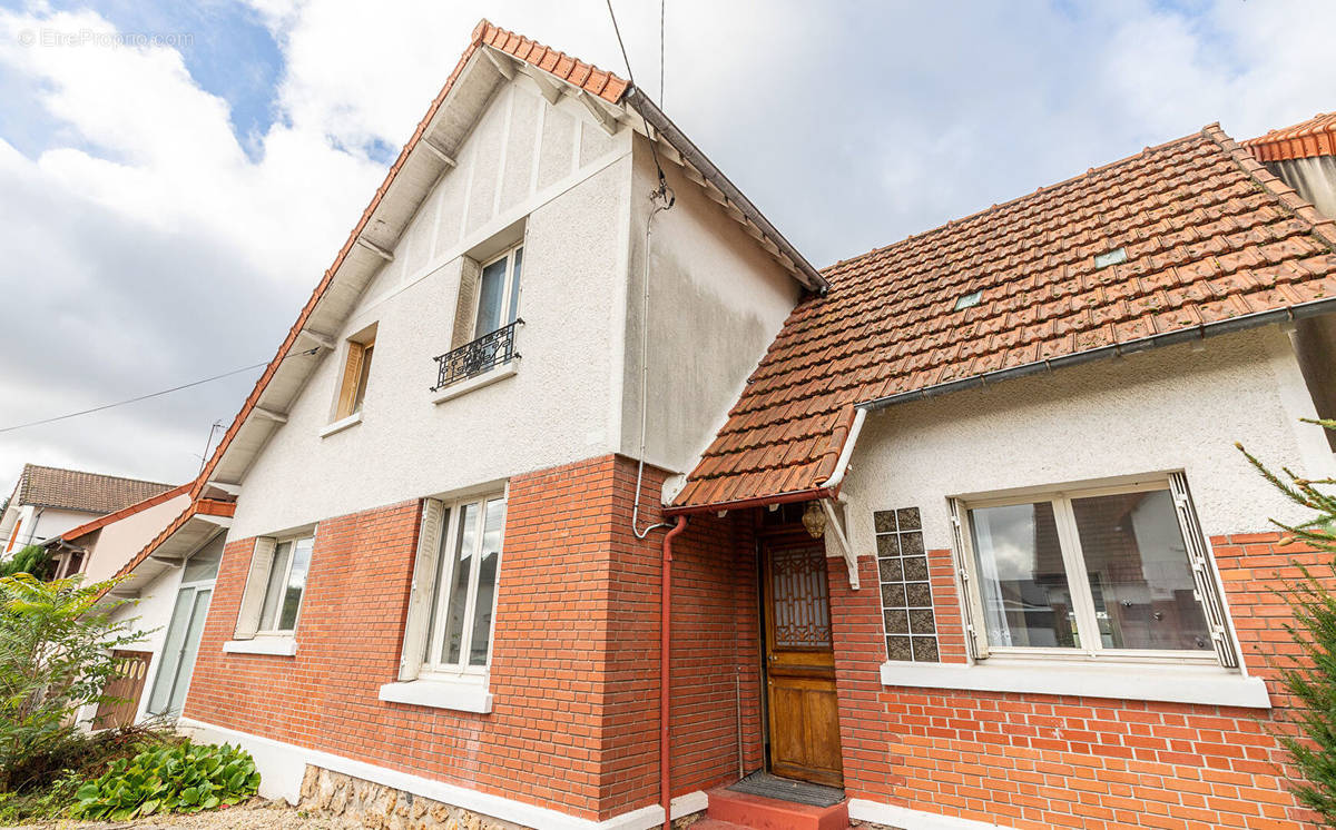 Maison à VERRIERES-LE-BUISSON