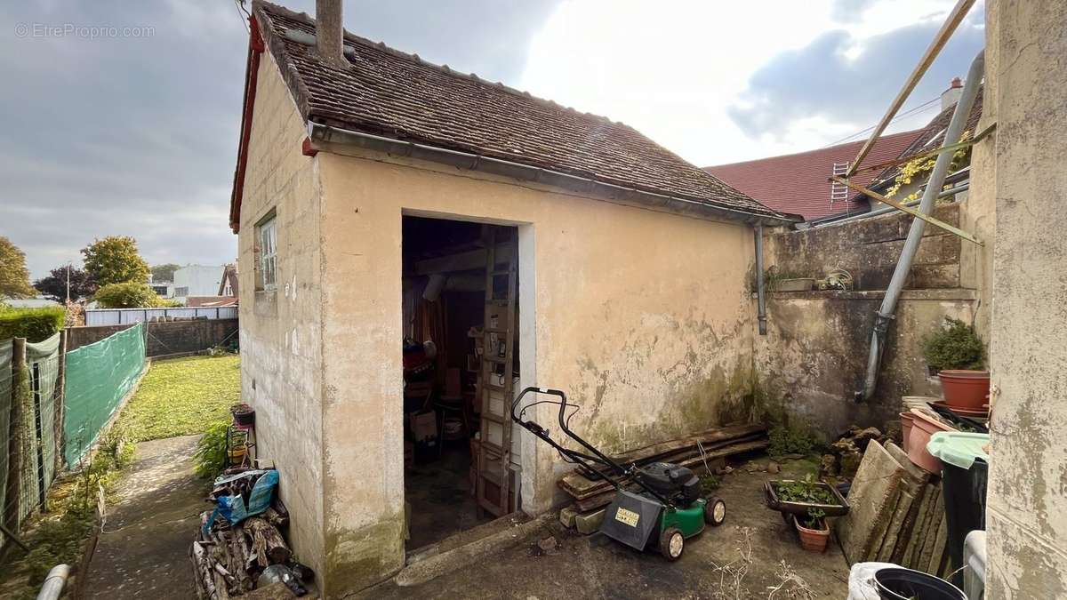 Dépendance - Maison à SAINT-COSME-EN-VAIRAIS