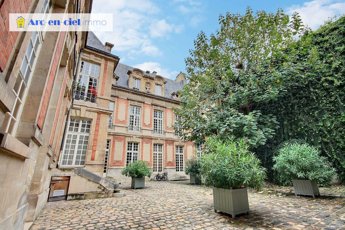 Appartement à PARIS-3E