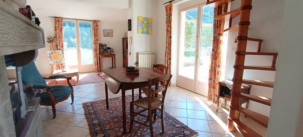 Appartement à PUGET-THENIERS