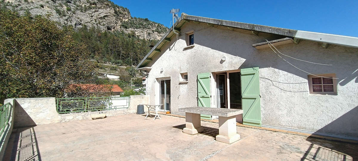 Appartement à PUGET-THENIERS