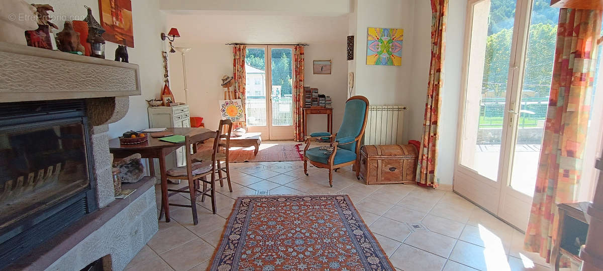 Appartement à PUGET-THENIERS