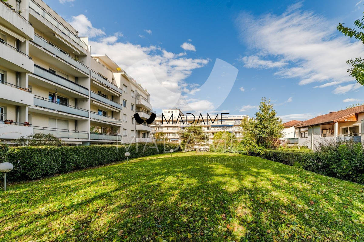 Balcon terrasse vue appartement traversant  #avendre #immobilier #saintmartindheres #smh #Appartement #T3 #vue #vuemontagne #balconavivre - Appartement à SAINT-MARTIN-D&#039;HERES