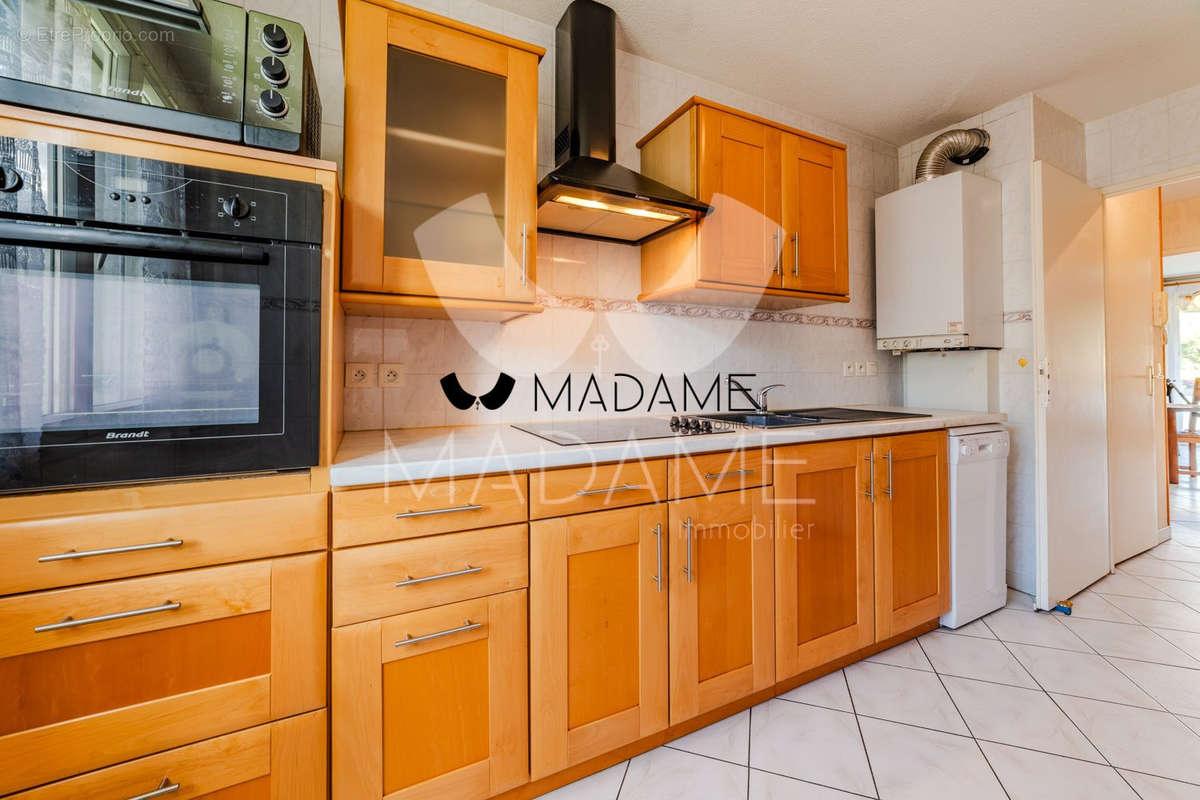 cuisine équipée #avendre #immobilier #saintmartindheres #smh #Appartement #T3 #vue #vuemontagne #balconavivre - Appartement à SAINT-MARTIN-D&#039;HERES