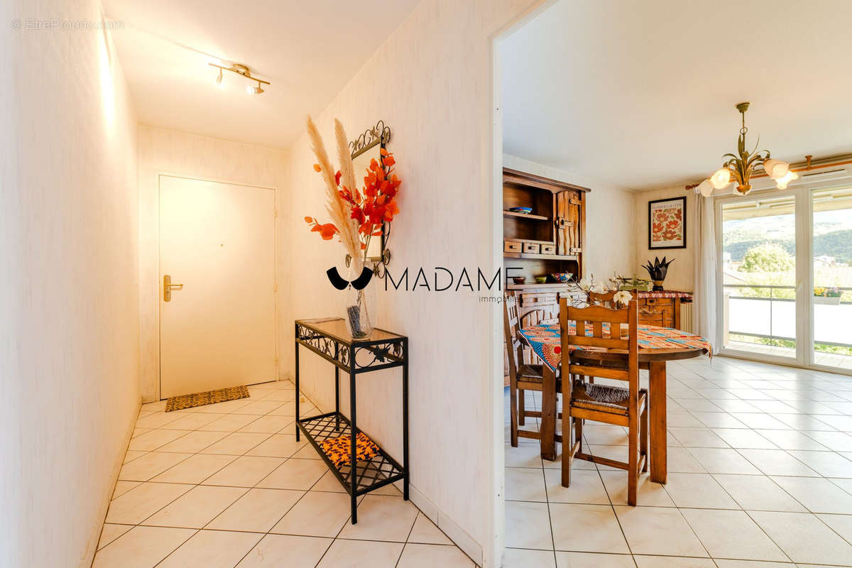 Entrée ouverte sur pièce de vie #avendre #immobilier #saintmartindheres #smh #Appartement #T3 #vue #vuemontagne #balconavivre - Appartement à SAINT-MARTIN-D&#039;HERES