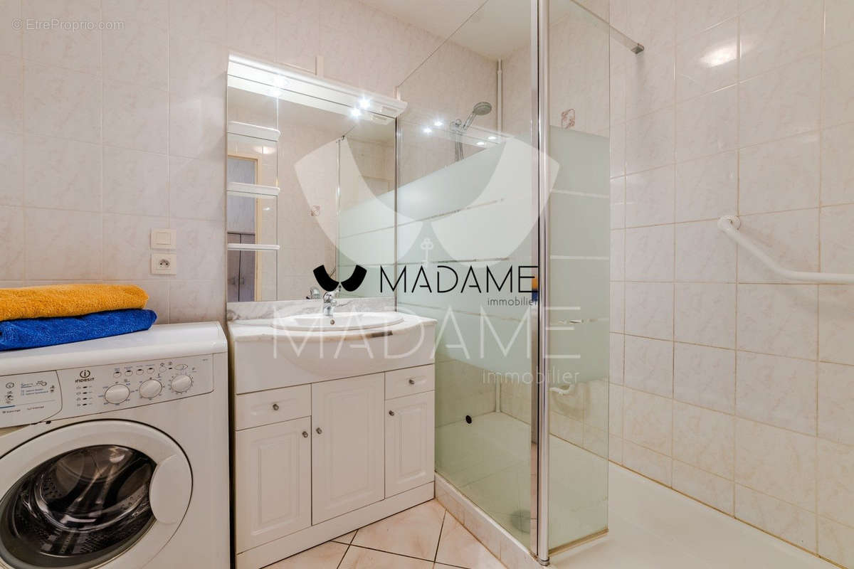 salle de bain grande douche #avendre #immobilier #saintmartindheres #smh #Appartement #T3 #vue #vuemontagne #balconavivre - Appartement à SAINT-MARTIN-D&#039;HERES