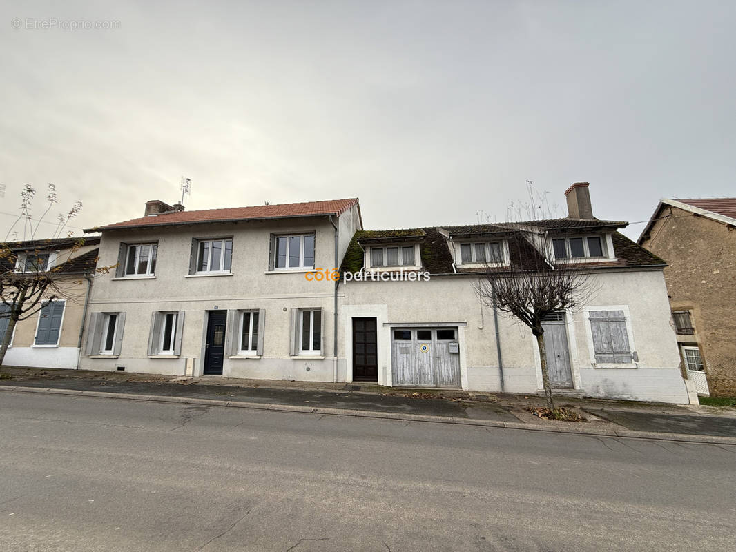 Maison à AINAY-LE-CHATEAU