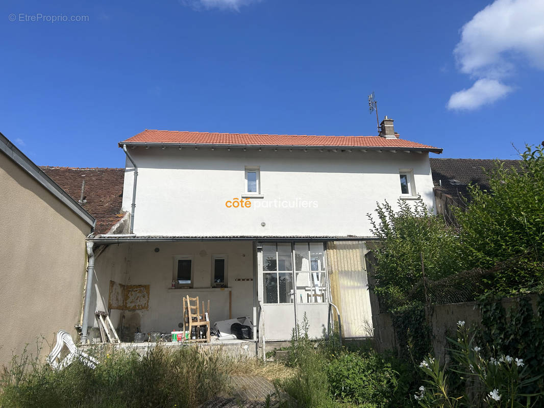 Maison à AINAY-LE-CHATEAU