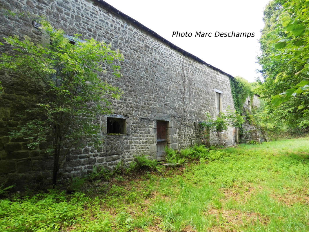 Parking à SAINT-AMAND-LE-PETIT