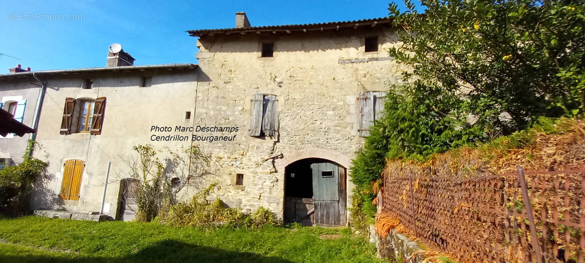 Maison à SAINT-HILAIRE-LE-CHATEAU