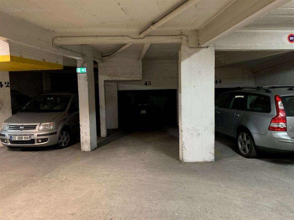 Parking à PARIS-20E