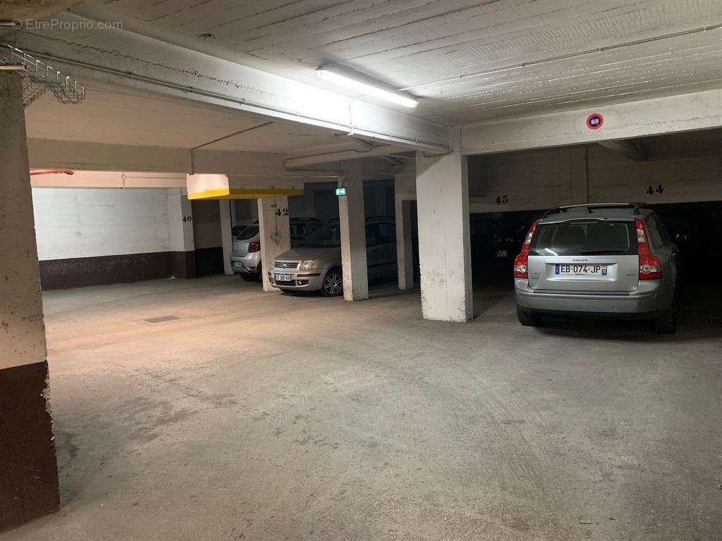 Parking à PARIS-20E