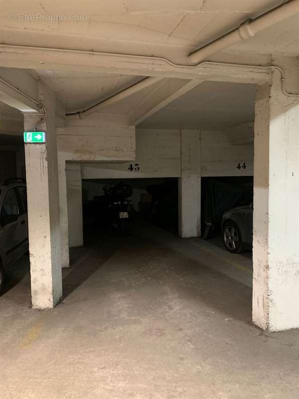 Parking à PARIS-20E