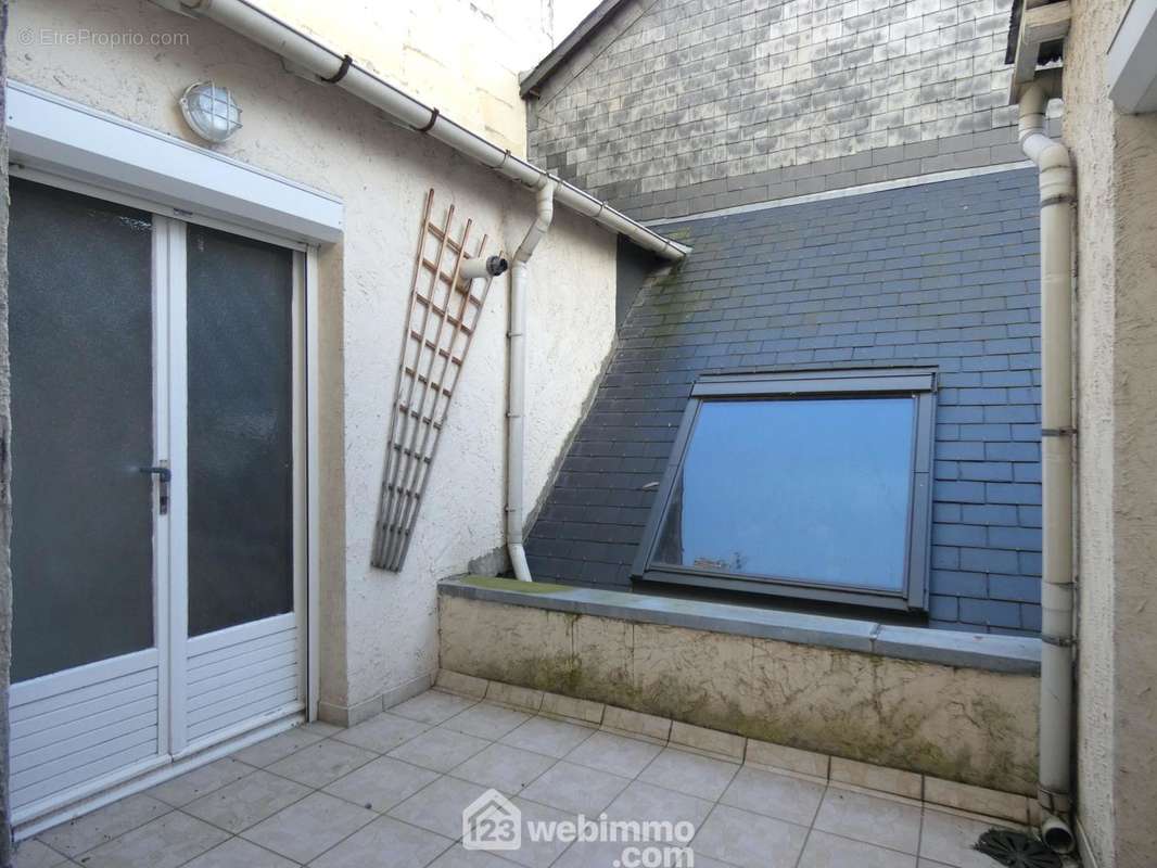 La terrasse privative sans vis-à-vis de 6 m2. - Appartement à CHATELLERAULT