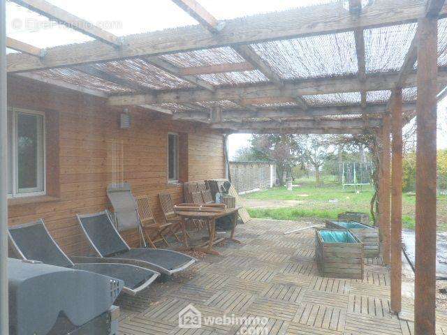 En face, la terrasse à la couverture légère. - Maison à POITIERS