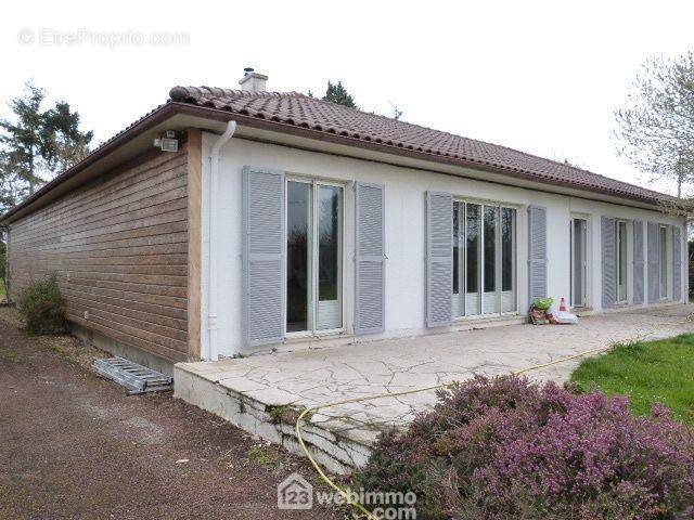 Une maison de plain-pied, en forme de L, avec 2 terrasses, devant et derrière. - Maison à POITIERS